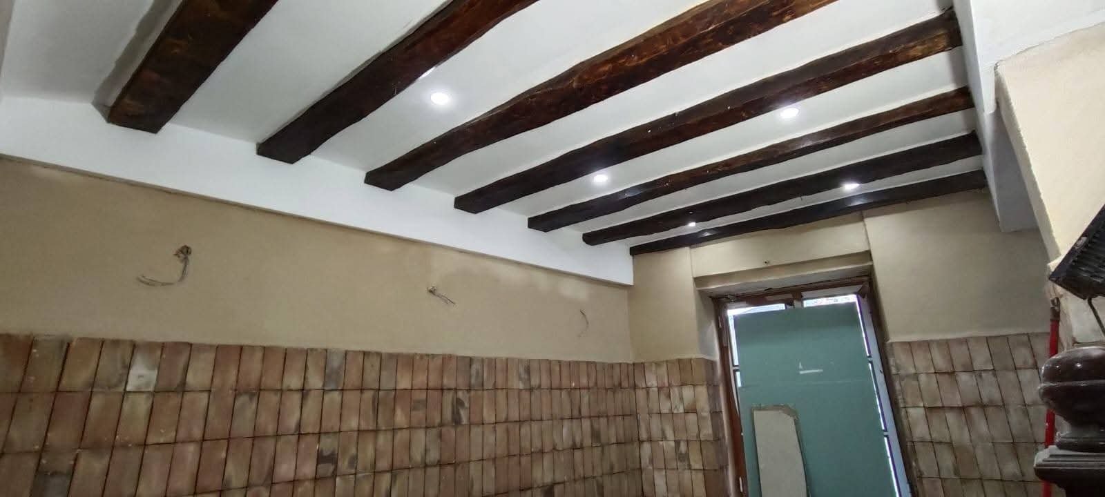 Barnizado de vigas de madera en vivienda León