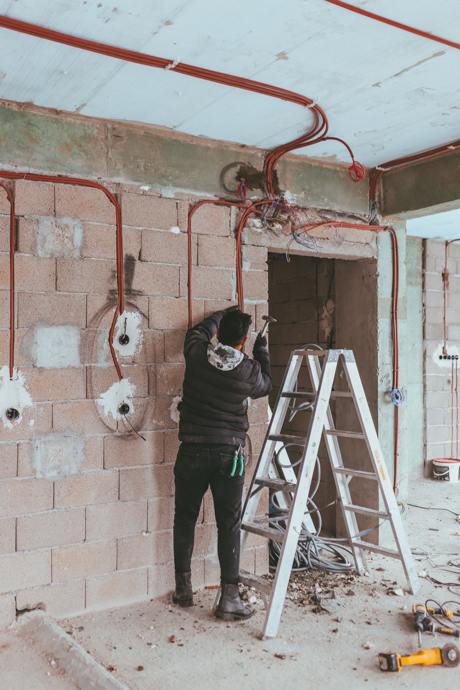 Electricista realizando instalación eléctrica en vivienda en León